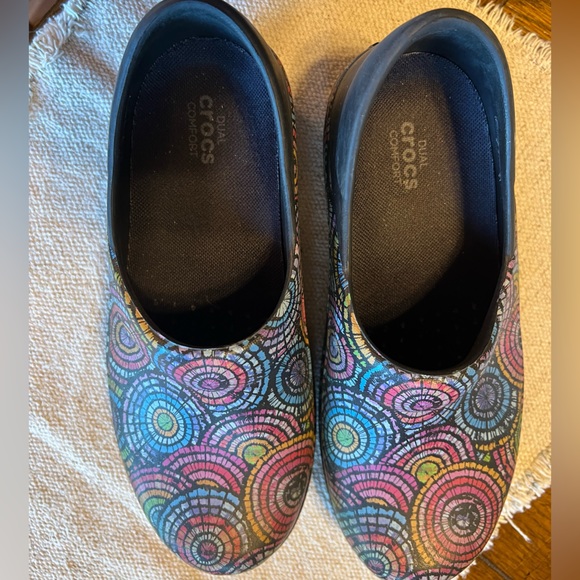 Dual Crocks Comfort Shoes Multi Colored  Size 7 Wide - Picture 2 of 4